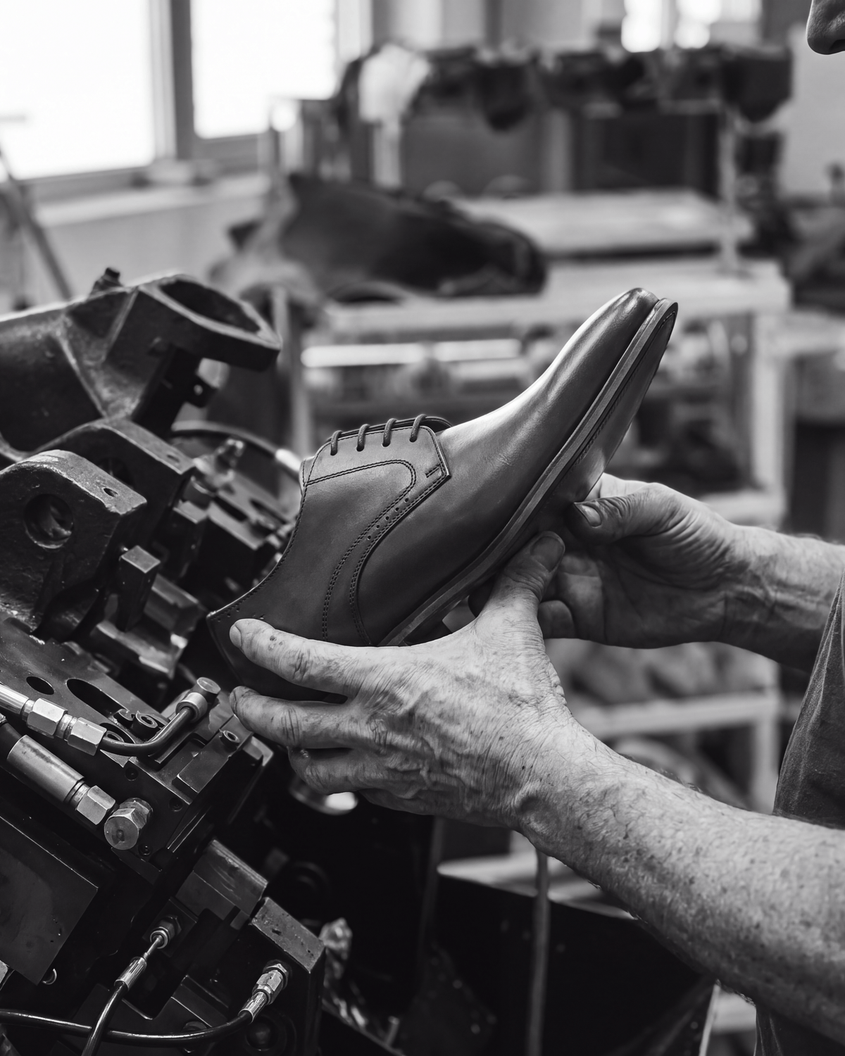 Cognac gladleren Rhodes veterschoen – vakmanschap in de fabriek
