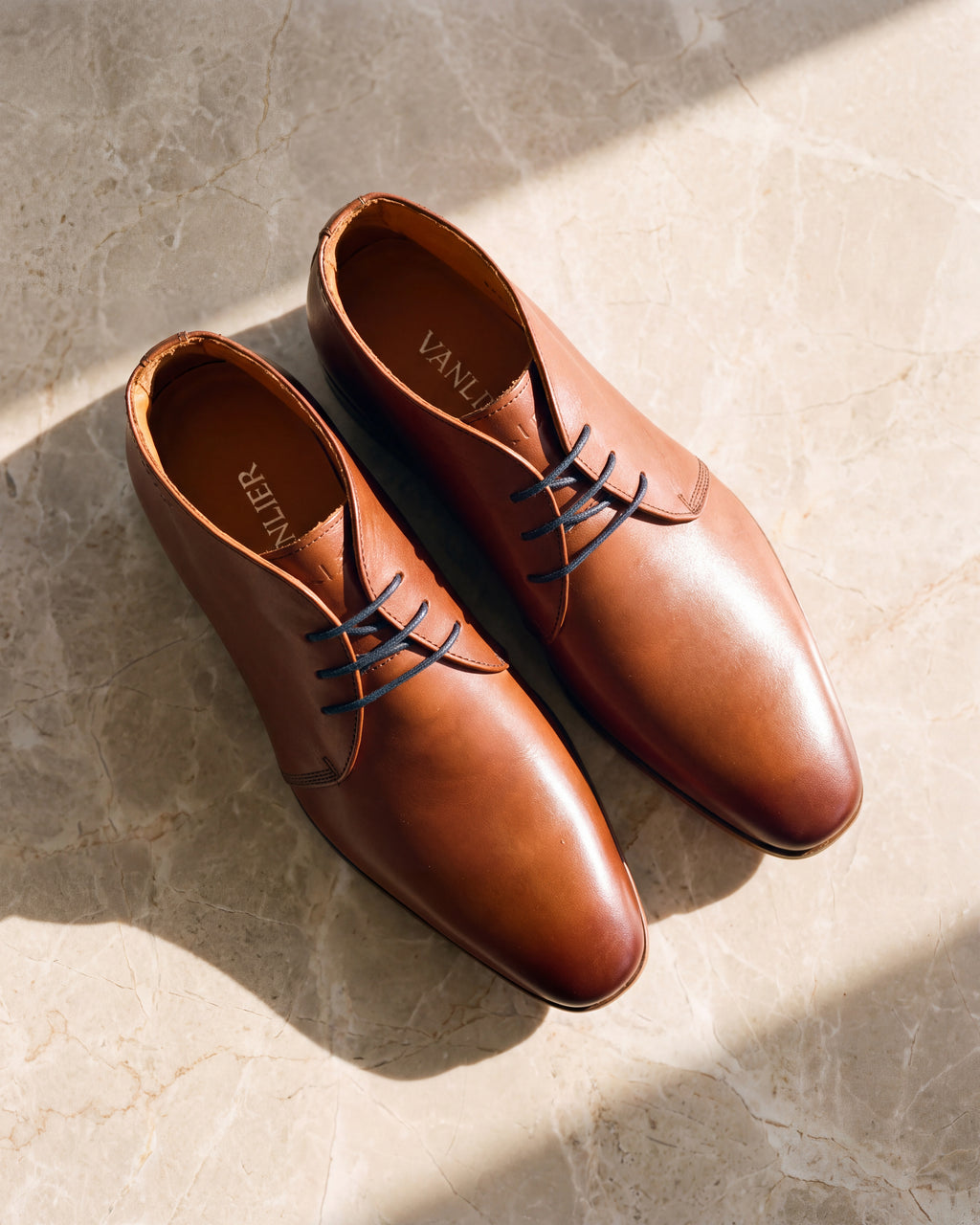 Cognac gladleren Rhodes halfhoge veterschoen – detail van het paar op marmer