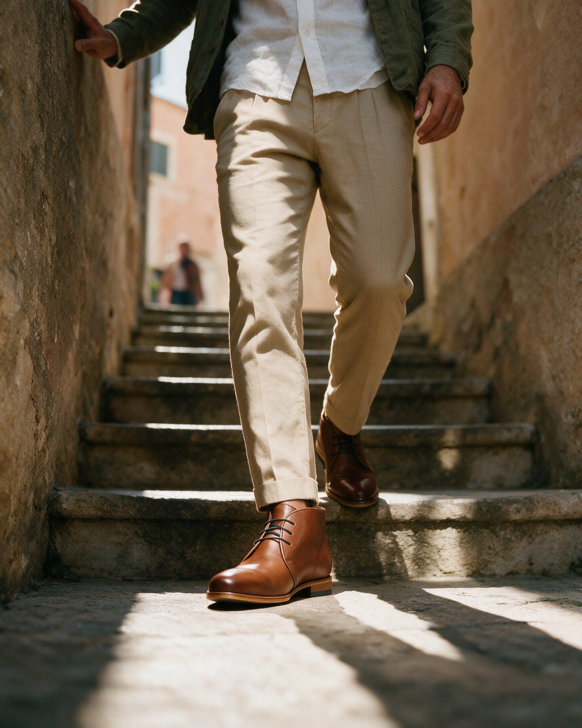 Cognac gladleren Rhodes halfhoge veterschoen – lifestyle tijdens het afdalen van de trap