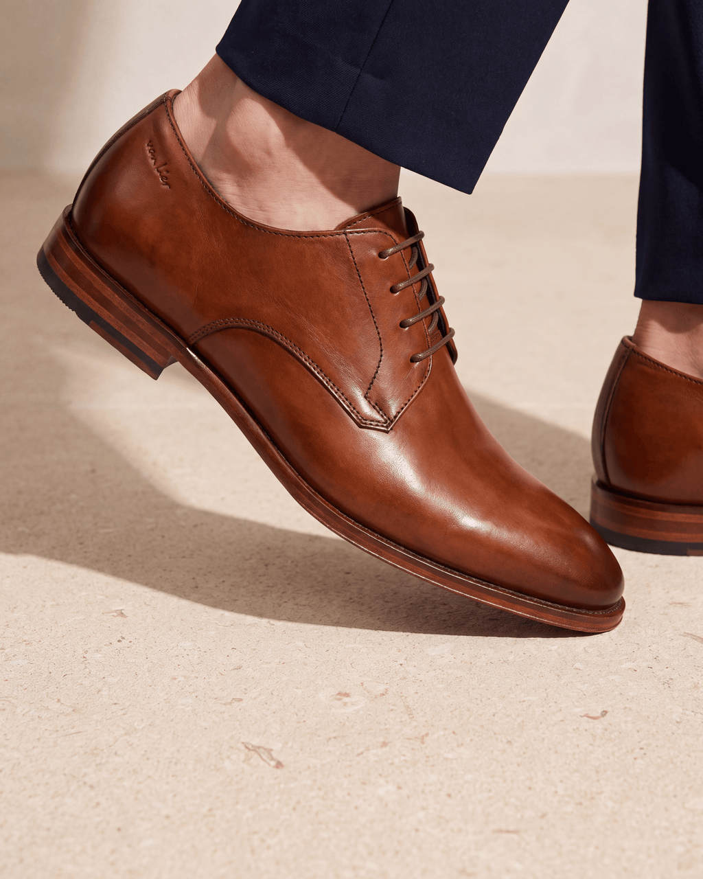 Cognac gladleren Madison veterschoen – gedragen op een kalkstenen vloer