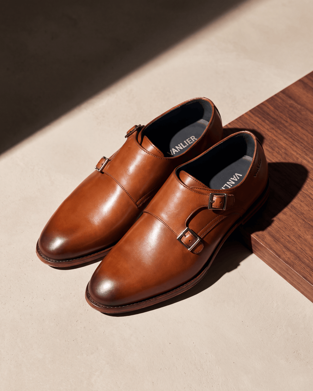 Cognac gladleren Madison gespschoen – het paar op hout en pleisterwerk