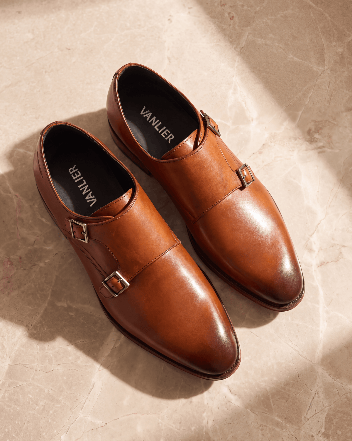 Cognac gladleren Madison gespschoen – detail op warm marmer