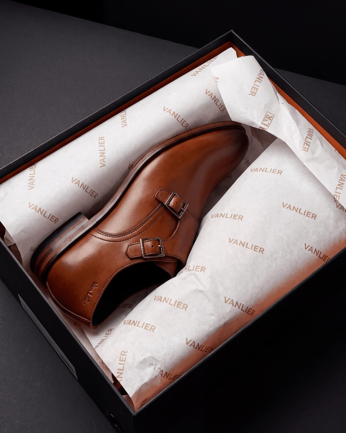 Cognac gladleren Madison gespschoen – in de open schoenendoos