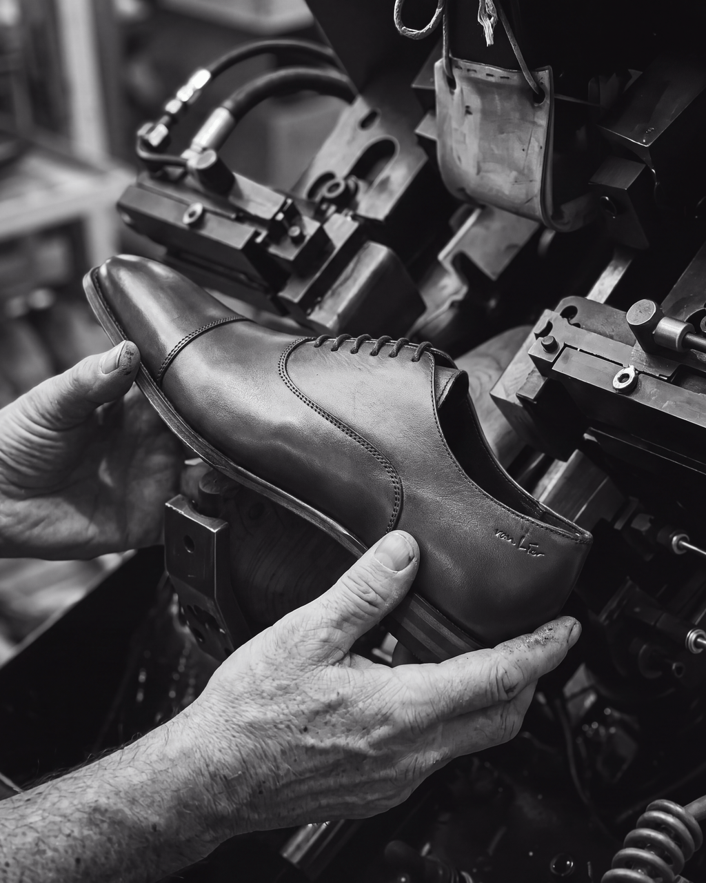 Cognac gladleren Madison veterschoen – vakmanschap in de fabriek