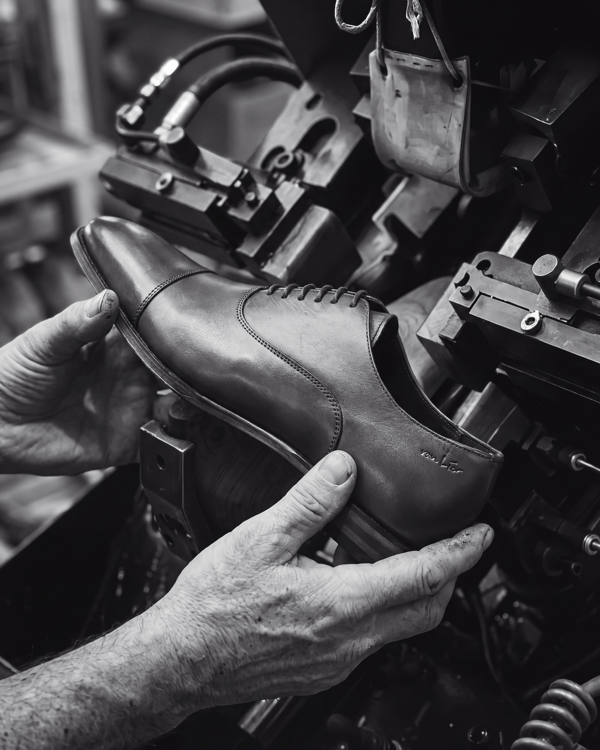 Cognac gladleren Madison veterschoen – vakmanschap in de fabriek