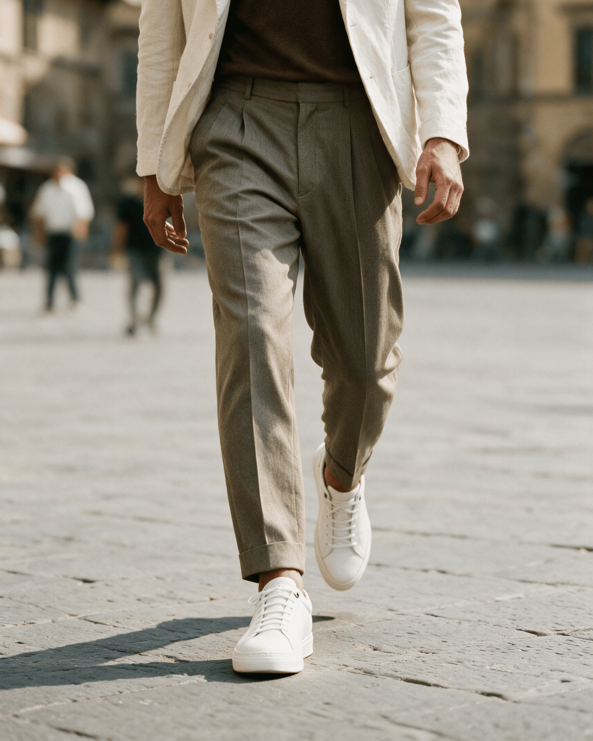 Wit gladleren Barossa sneaker – gedragen, een piazza oversteken