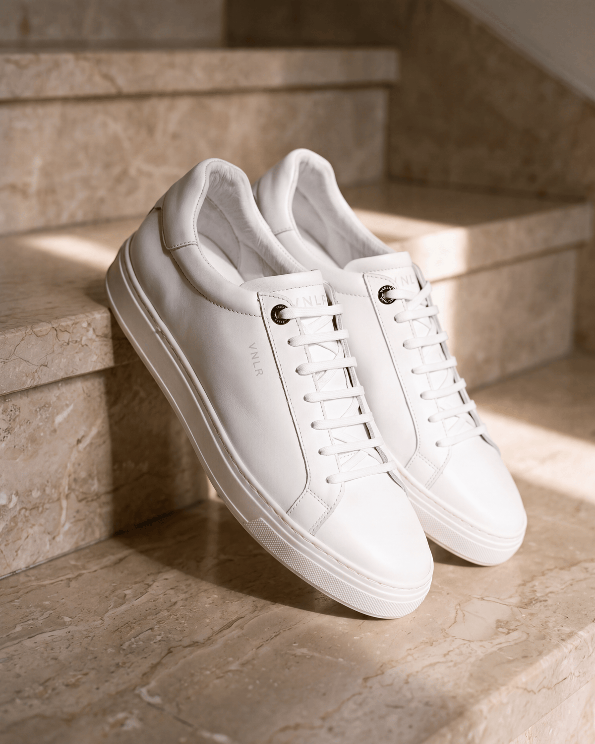 Wit gladleren Barossa sneaker – het paar op ruw beton