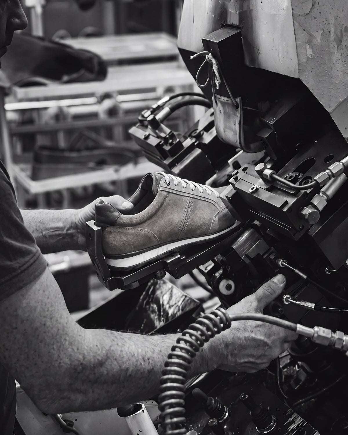 Zand beige suède Magnus sneaker – vakmanschap, het paar in de werkplaats