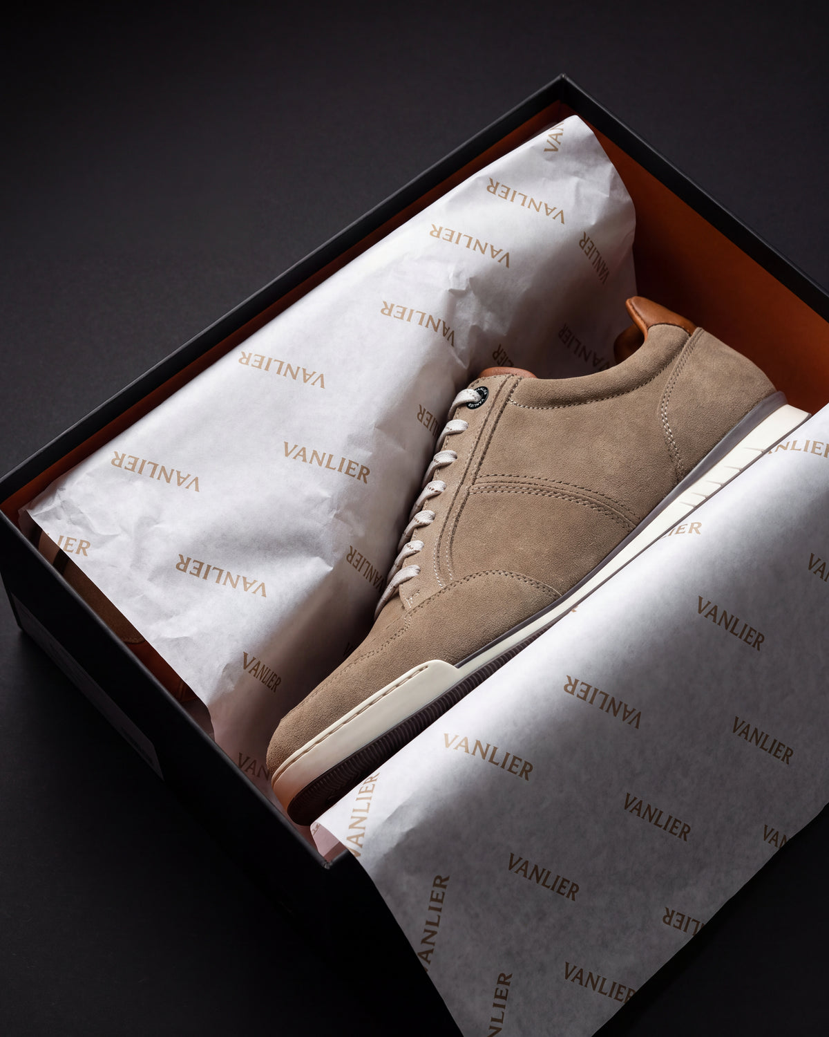 Zand beige suède Magnus sneaker – in de doos met vloeipapier
