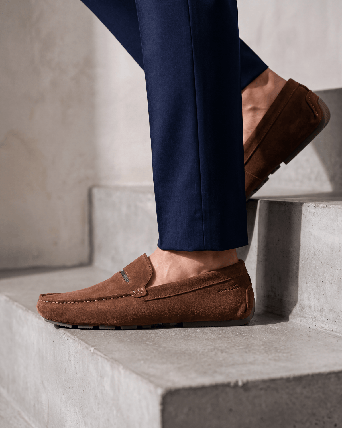 Roest cognac suède Mocassin – close-up van het paar, derde hoek