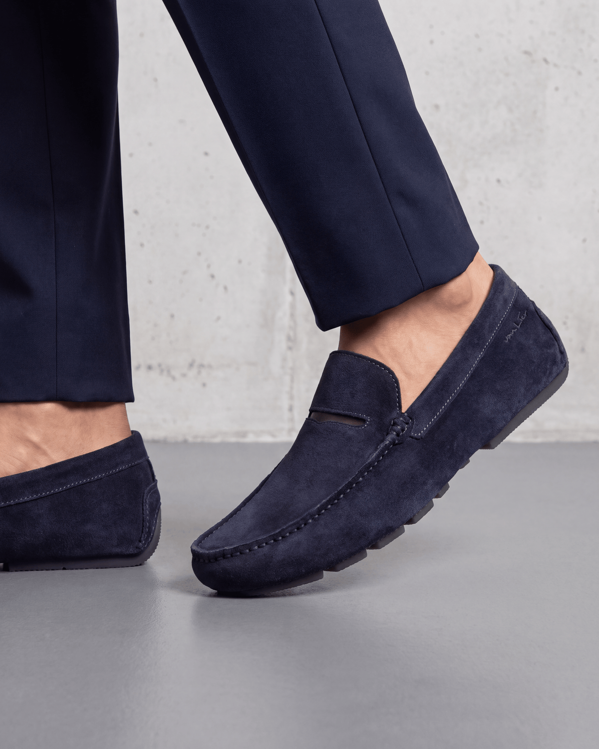 Navy blauw suède Mocassin – close-up van het paar, tweede hoek