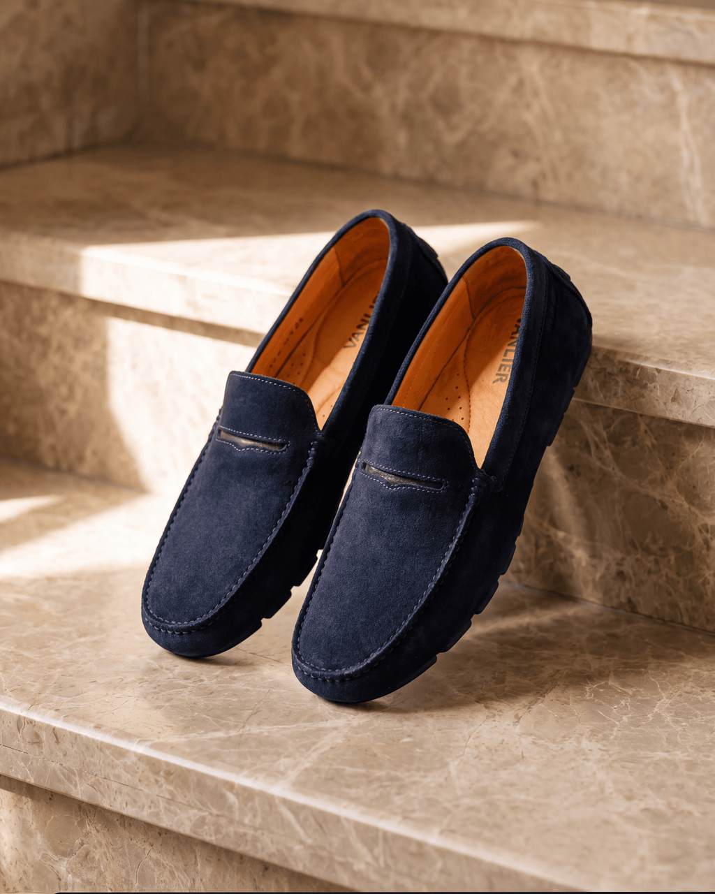 Navy blauw suède Mocassin – tweede compositie op warm marmer