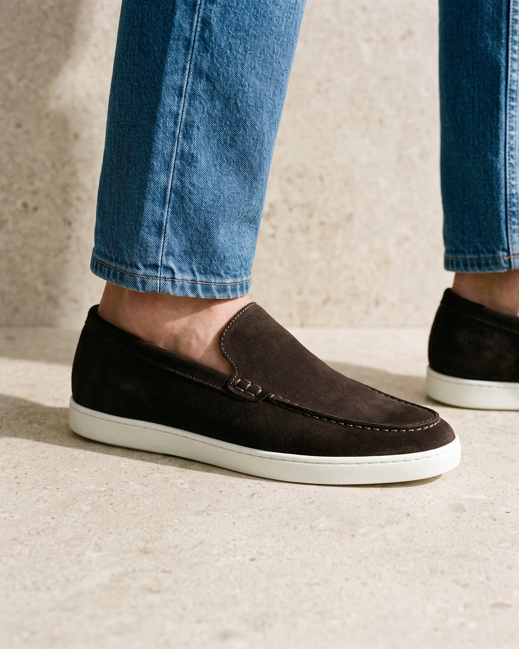 Testa di moro bruin suède Lugano loafer – close-up van het paar op een kalkstenen vloer