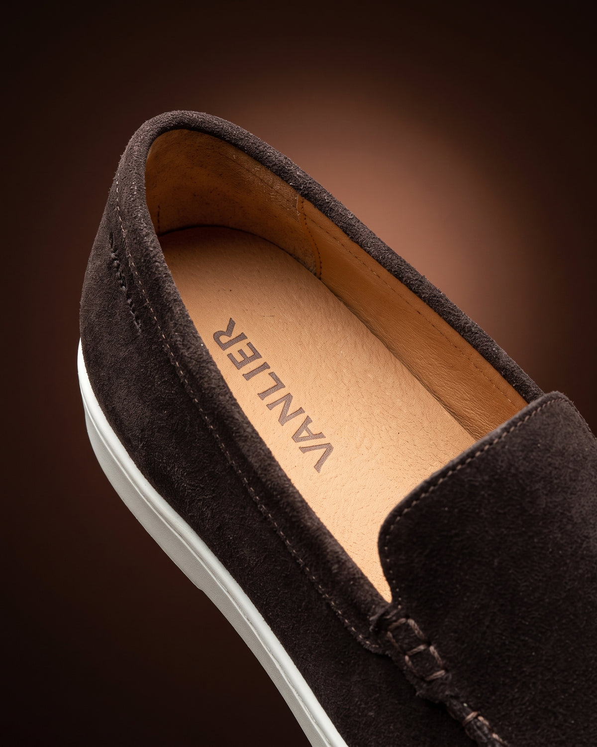 Testa di moro bruin suède Lugano loafer – macro-detail van het suède