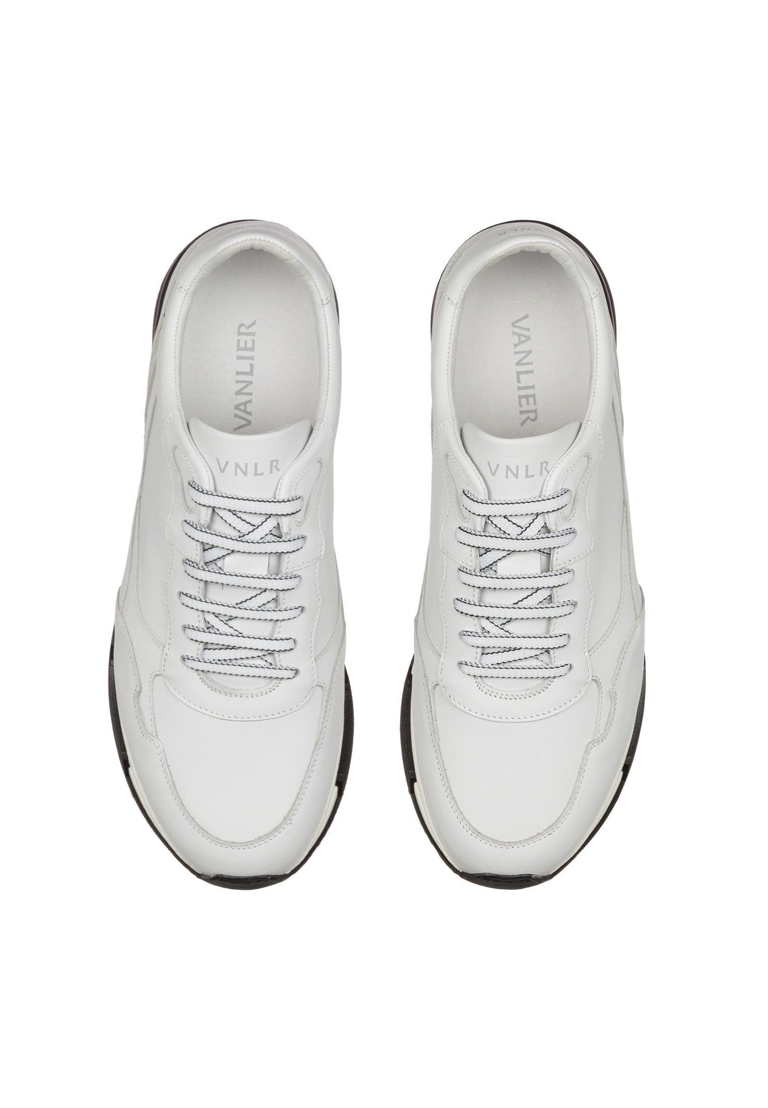 Mit glatten Leder-Romeo-Sneakern