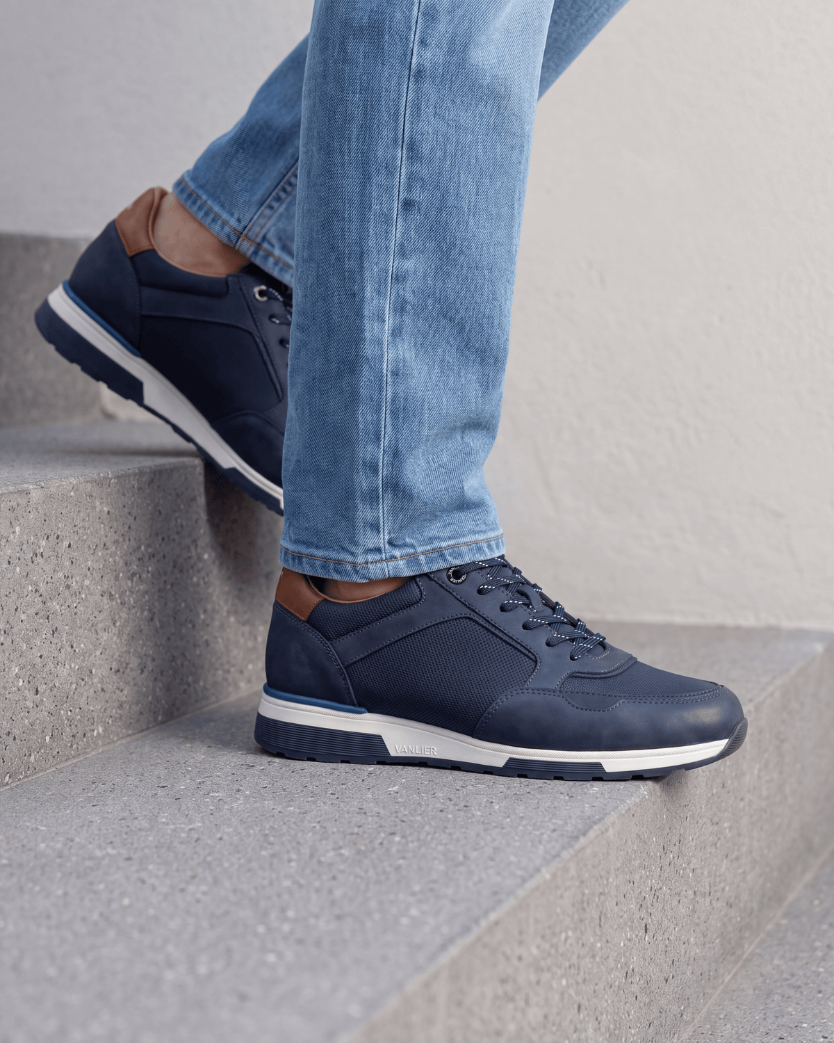 Navy blauw nubuck Positano sneaker – close-up van het paar