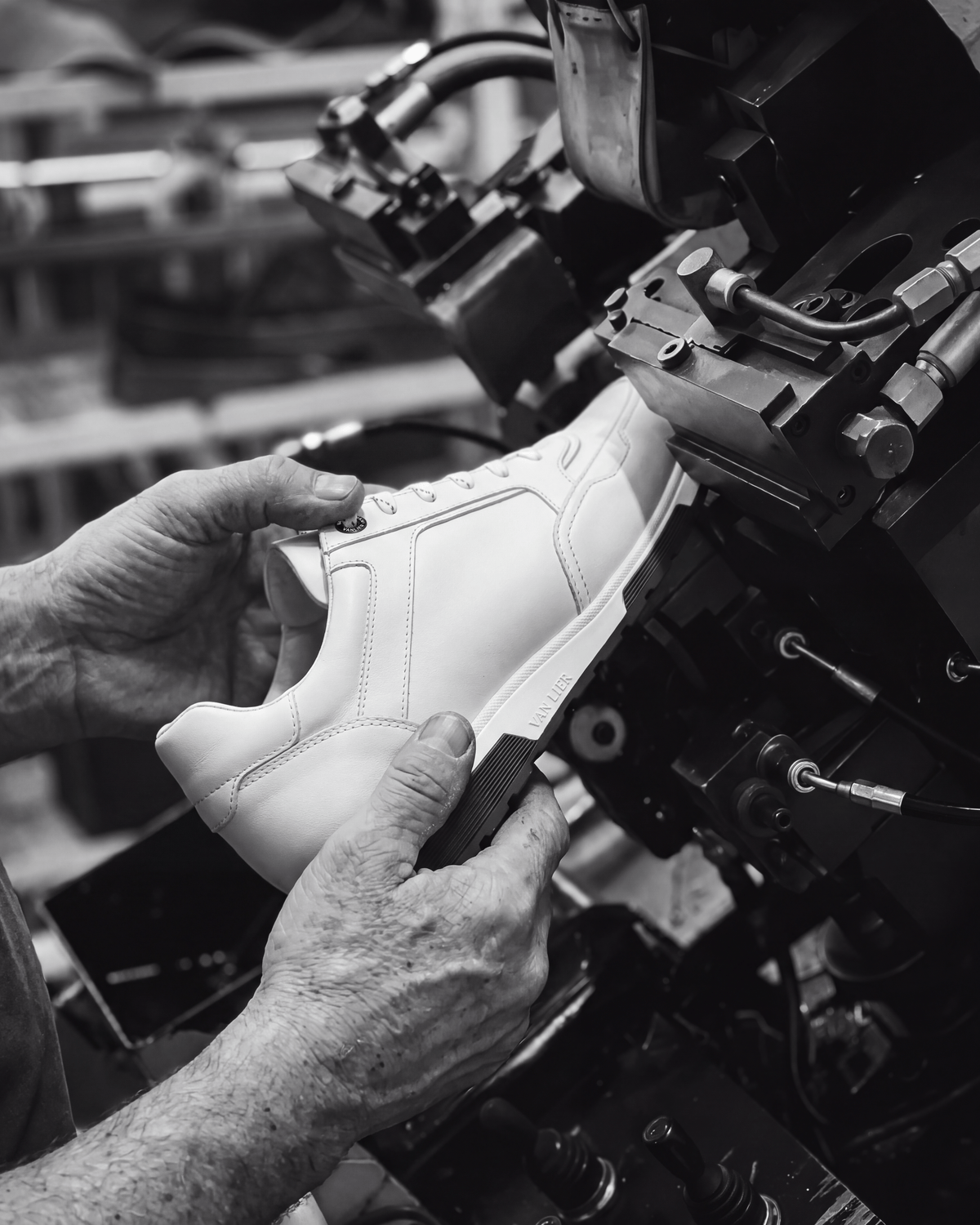 Wit gladleren Positano sneaker – vakmanschap in de fabriek