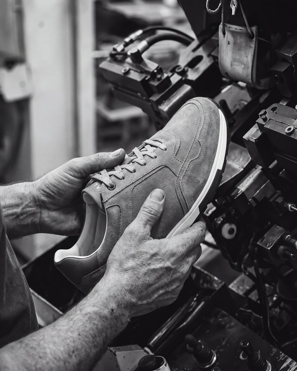 Taupe suède Positano sneaker – gedragen, vakmanschap in beeld