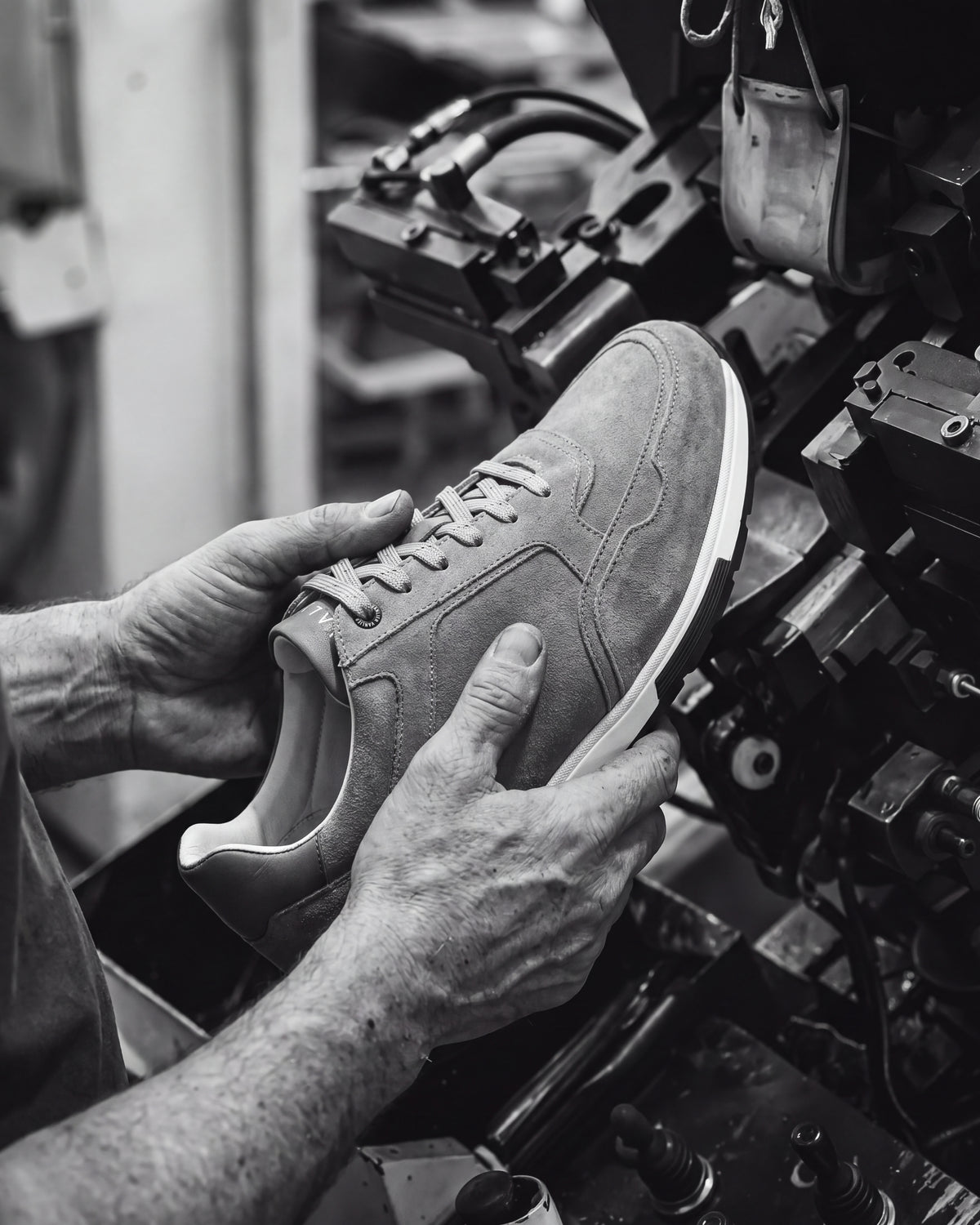 Taupe suède Positano sneaker – gedragen, vakmanschap in beeld
