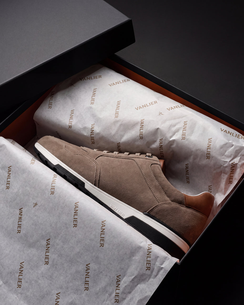 Taupe suède Positano sneaker – in de doos met vloeipapier