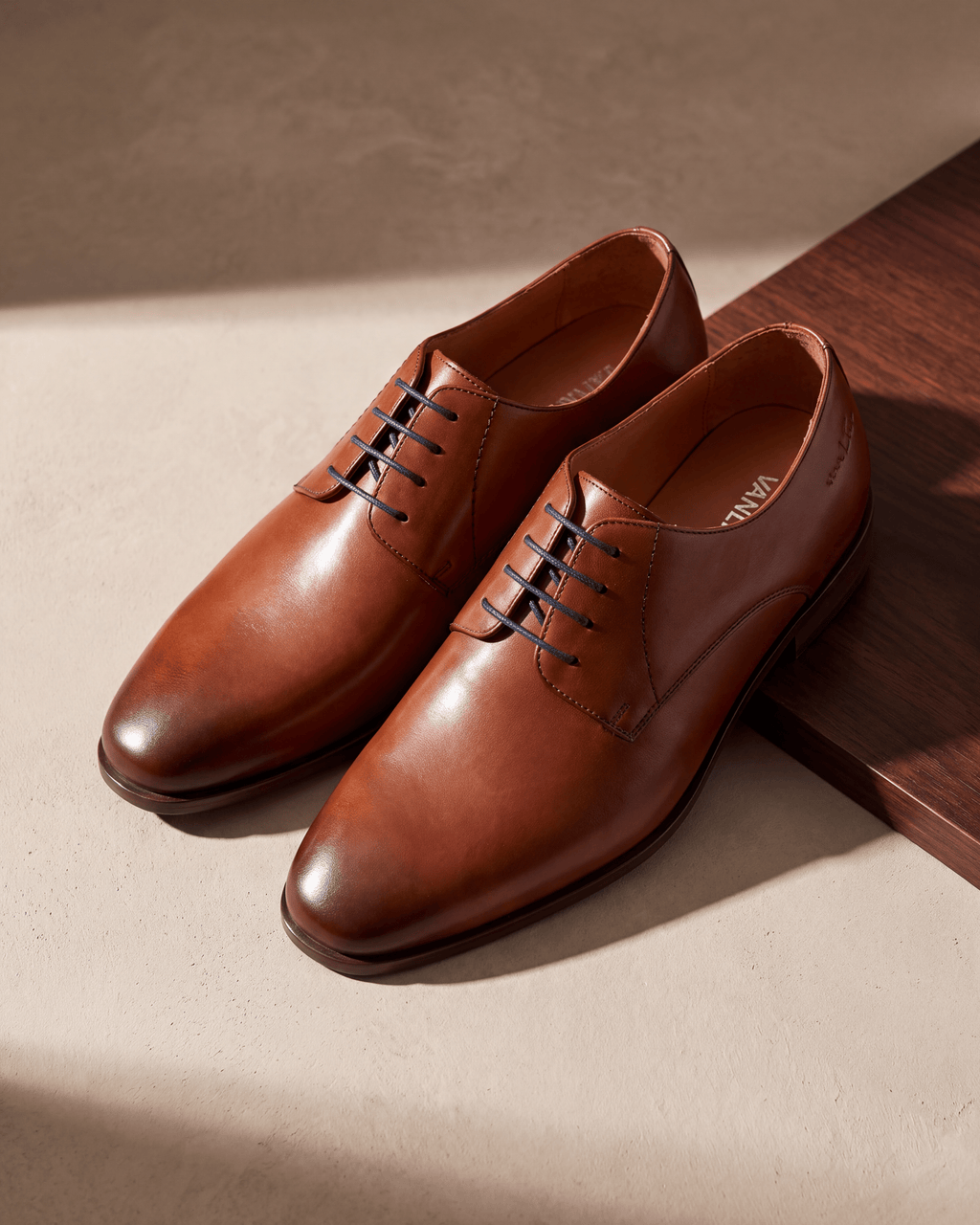 Cognac gladleren Egeus veterschoen – het paar op hout en pleisterwerk