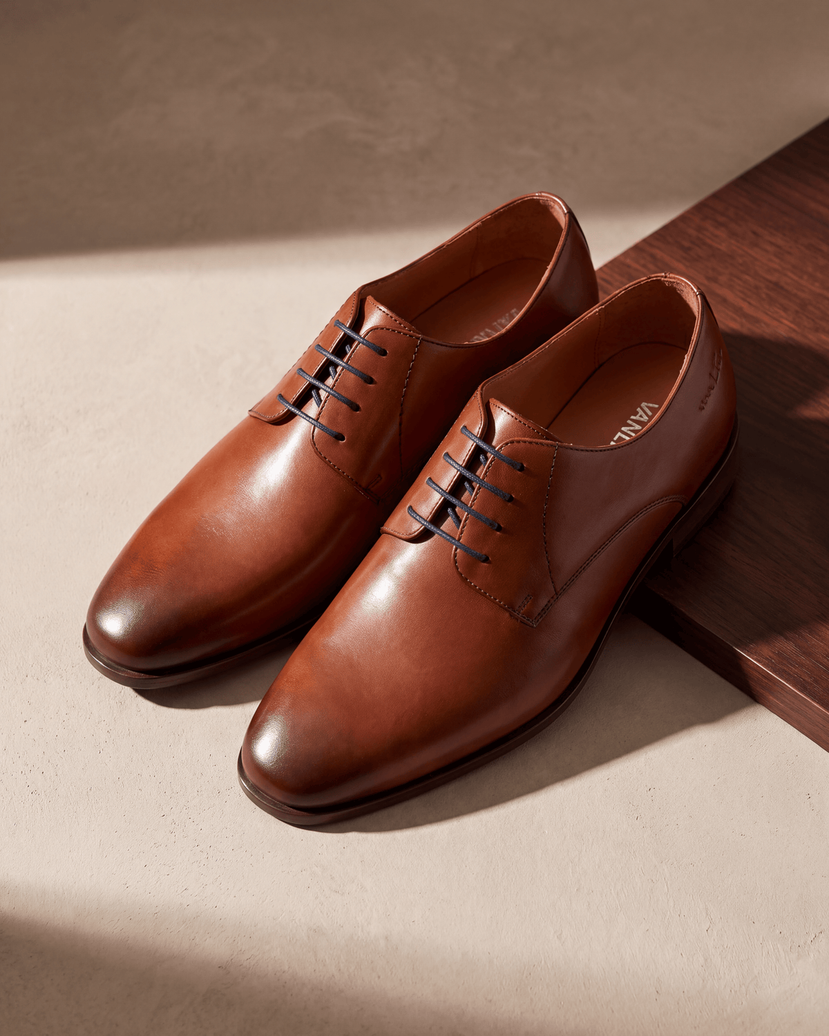 Cognac gladleren Egeus veterschoen – het paar op hout en pleisterwerk