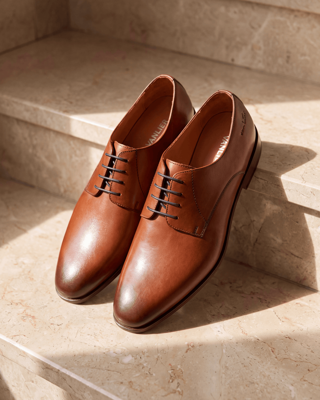 Cognac gladleren Egeus veterschoen – detail op warm marmer