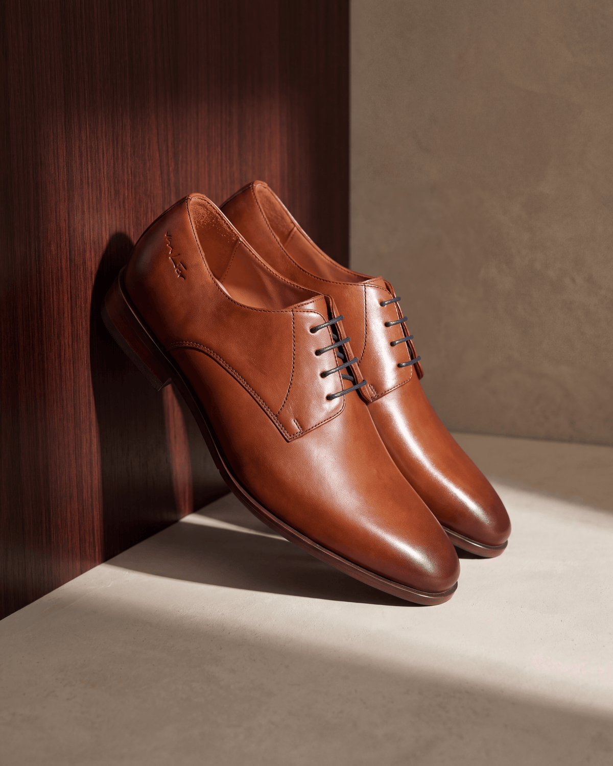 Cognac gladleren Egeus veterschoen – detail op hout en pleisterwerk