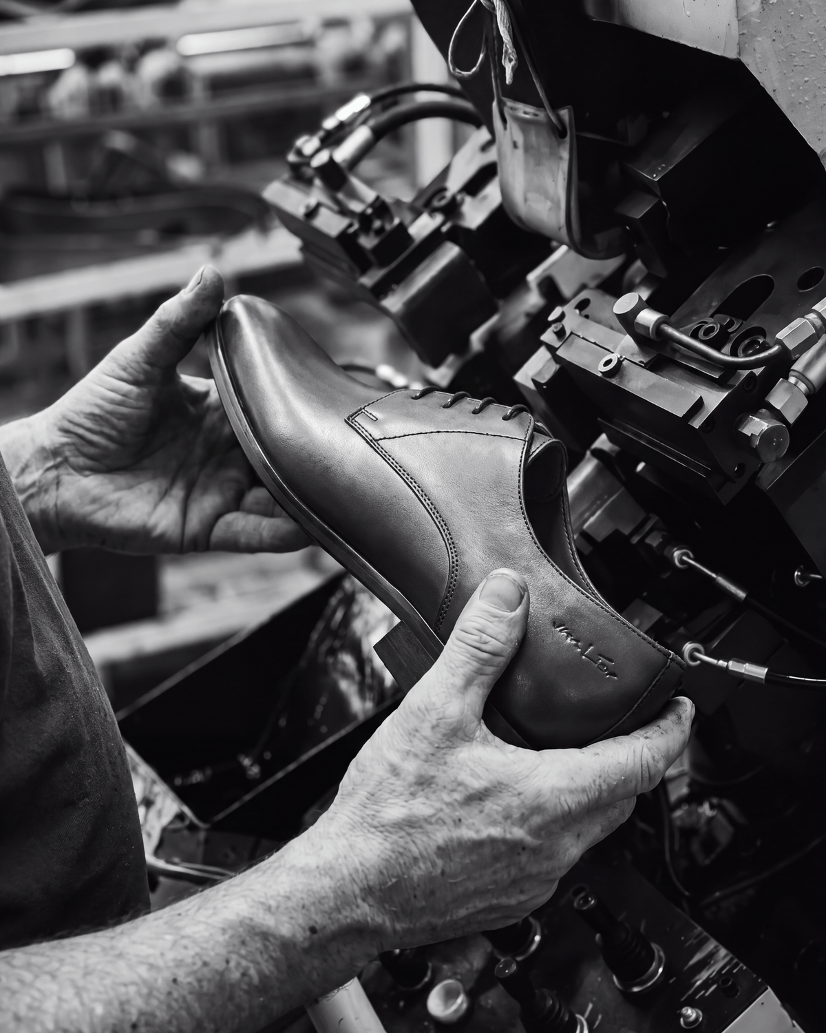 Cognac gladleren Egeus veterschoen – vakmanschap in de fabriek
