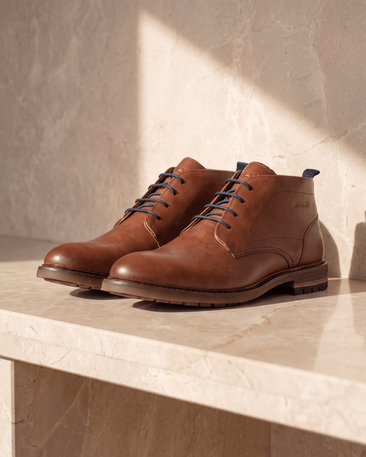 Cognac gladleren Dino Boot – het paar op warm marmer