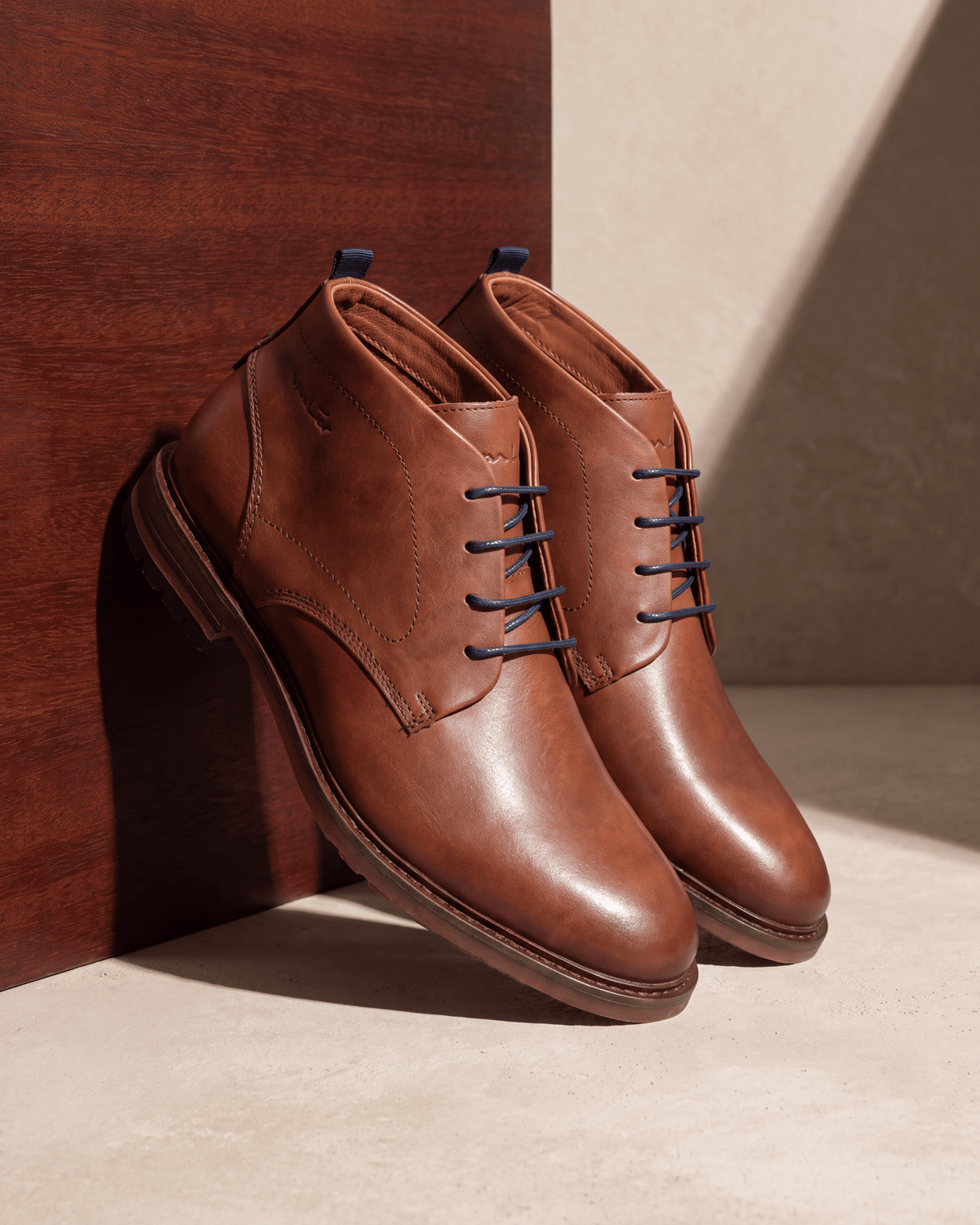 Cognac gladleren Dino Boot – het paar op hout en pleisterwerk