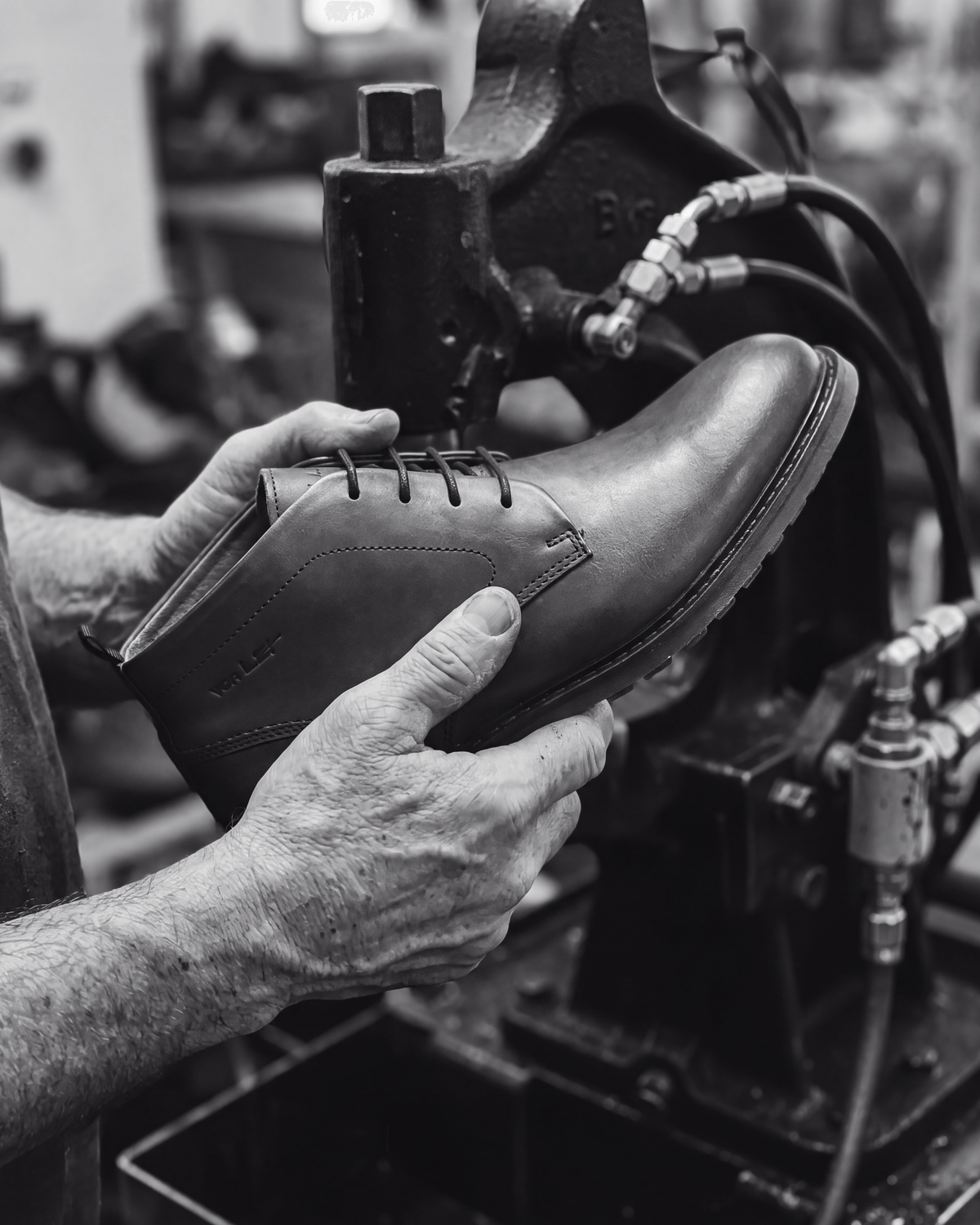Cognac gladleren Dino Boot – vakmanschap in de fabriek