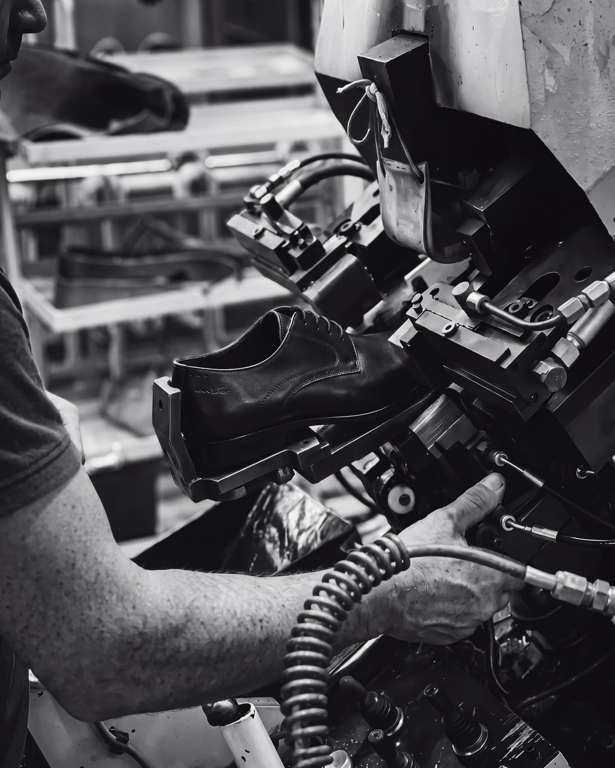 Zwart gladleren met rubberen zool Rhodes veterschoen – vakmanschap in de fabriek