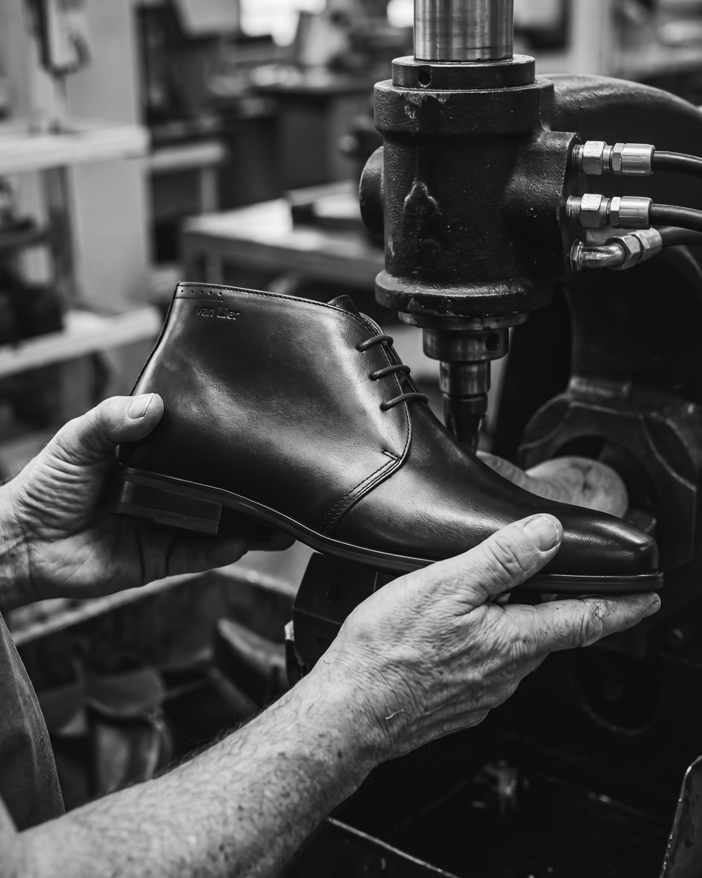Zwart gladleren met rubberen zool Rhodes halfhoge veterschoen – vakmanschap in de fabriek