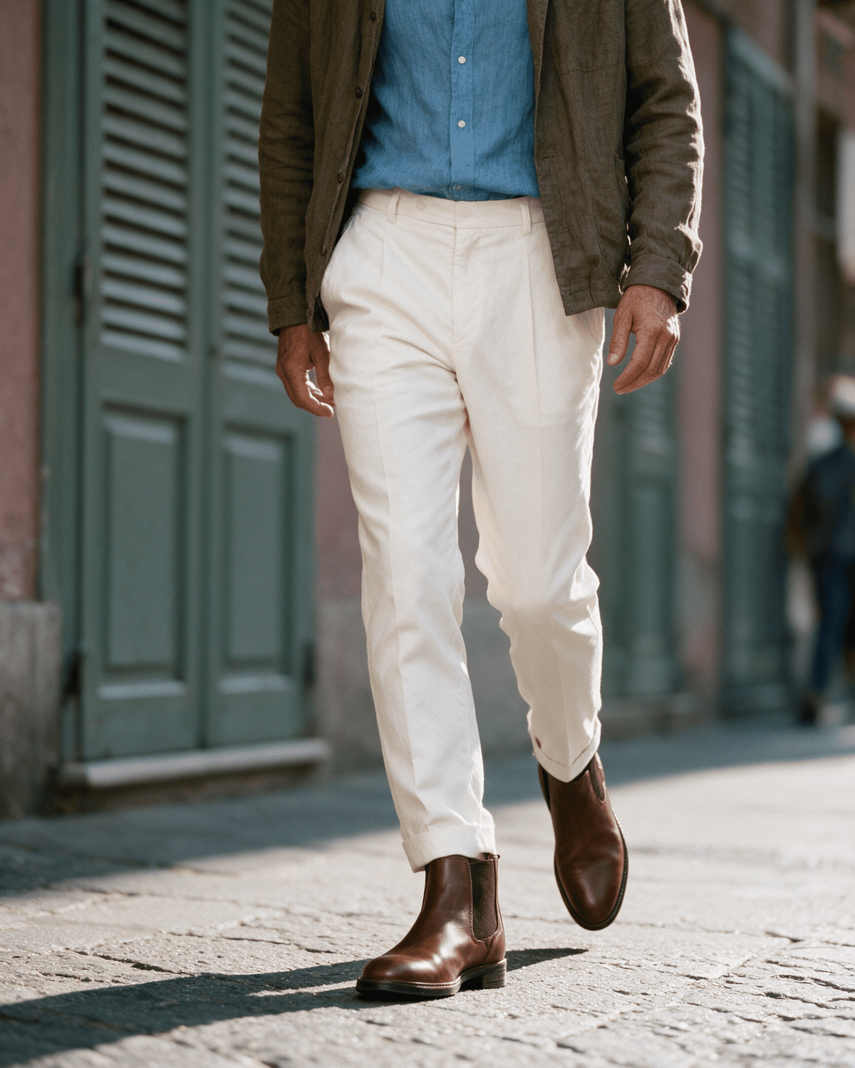 Cognac gladleren Boston chelsea boot – gedragen, lopend richting de camera