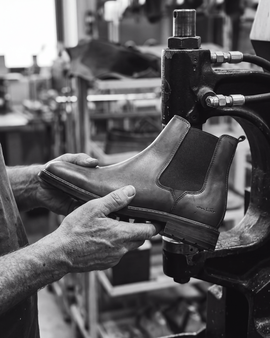 Cognac gladleren Boston chelsea boot – vakmanschap in de fabriek
