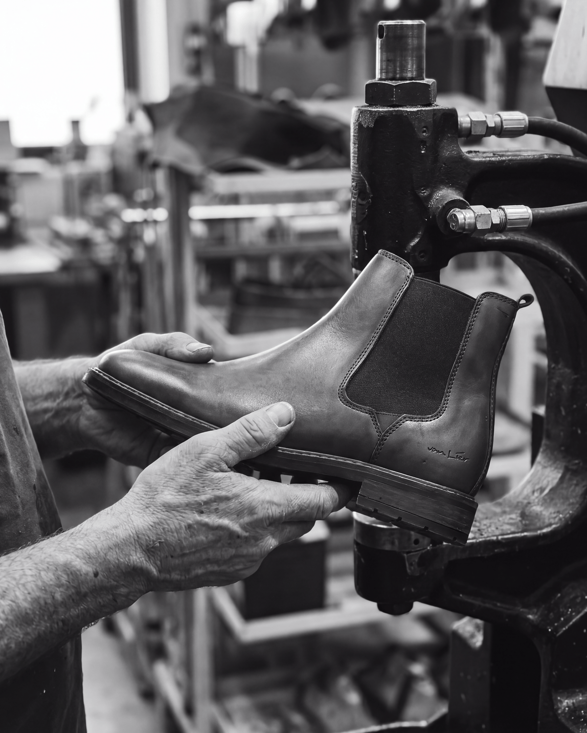 Cognac gladleren Boston chelsea boot – vakmanschap in de fabriek