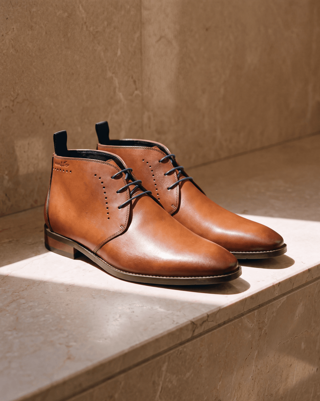 Cognac gladleren Bregenz halfhoge veterschoen – het paar op warm marmer
