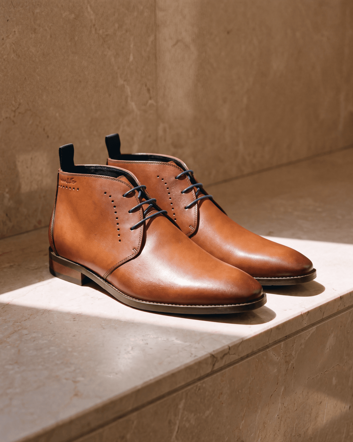 Cognac gladleren Bregenz halfhoge veterschoen – het paar op warm marmer