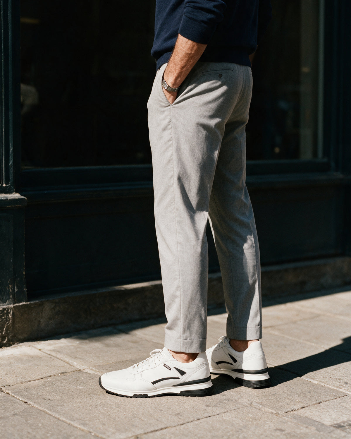 Wit gladleren Veneto sneaker – gedragen, pauze bij een raam