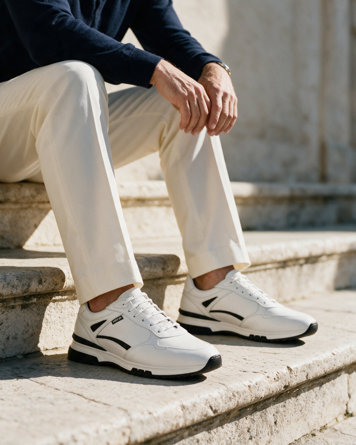 Wit gladleren Veneto sneaker – gedragen, zittend op kerktrappen