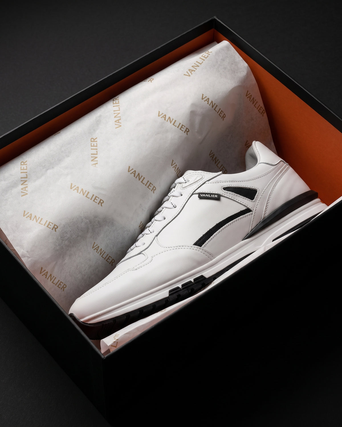 Wit gladleren Veneto sneaker – in de geopende schoenendoos