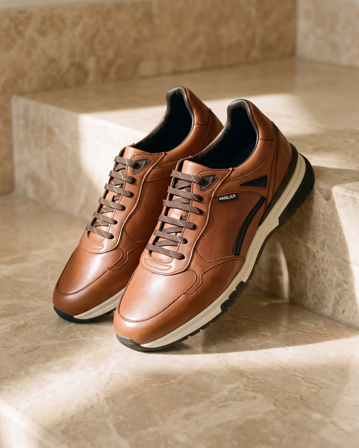 Cognac gladleren Veneto sneaker – detail van het paar op marmer