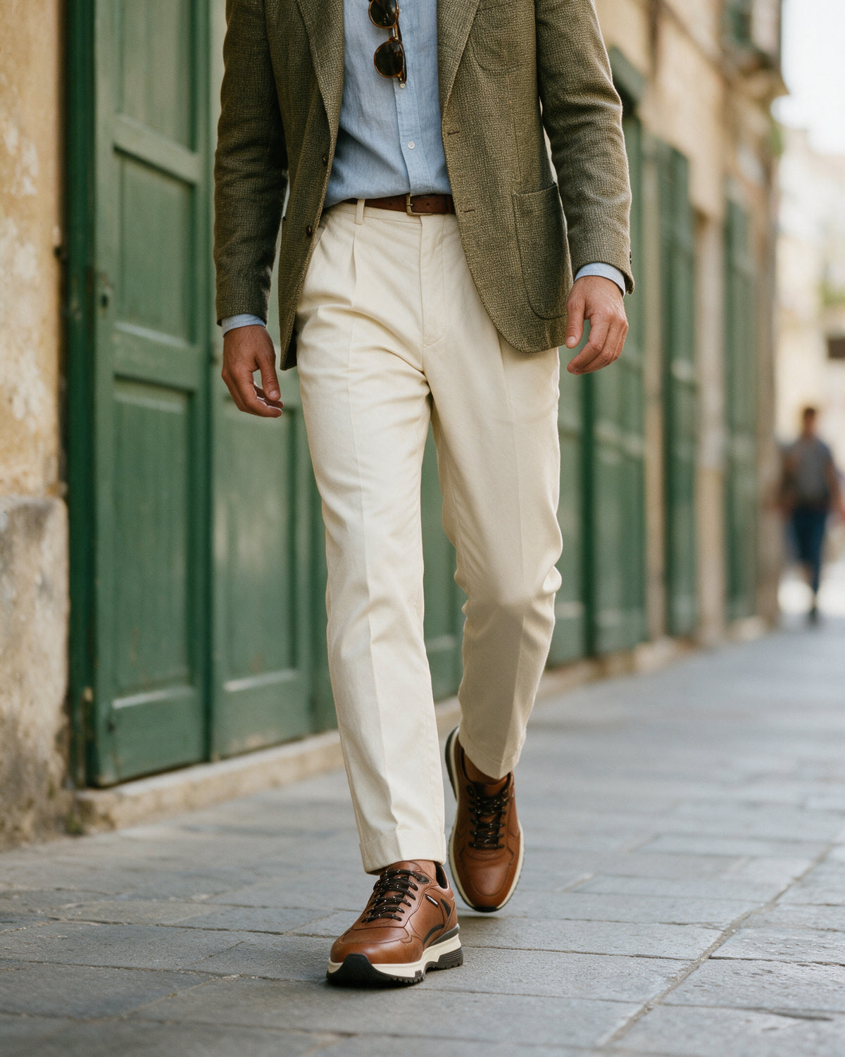 Cognac gladleren Veneto sneaker – gedragen, langs de luiken lopend