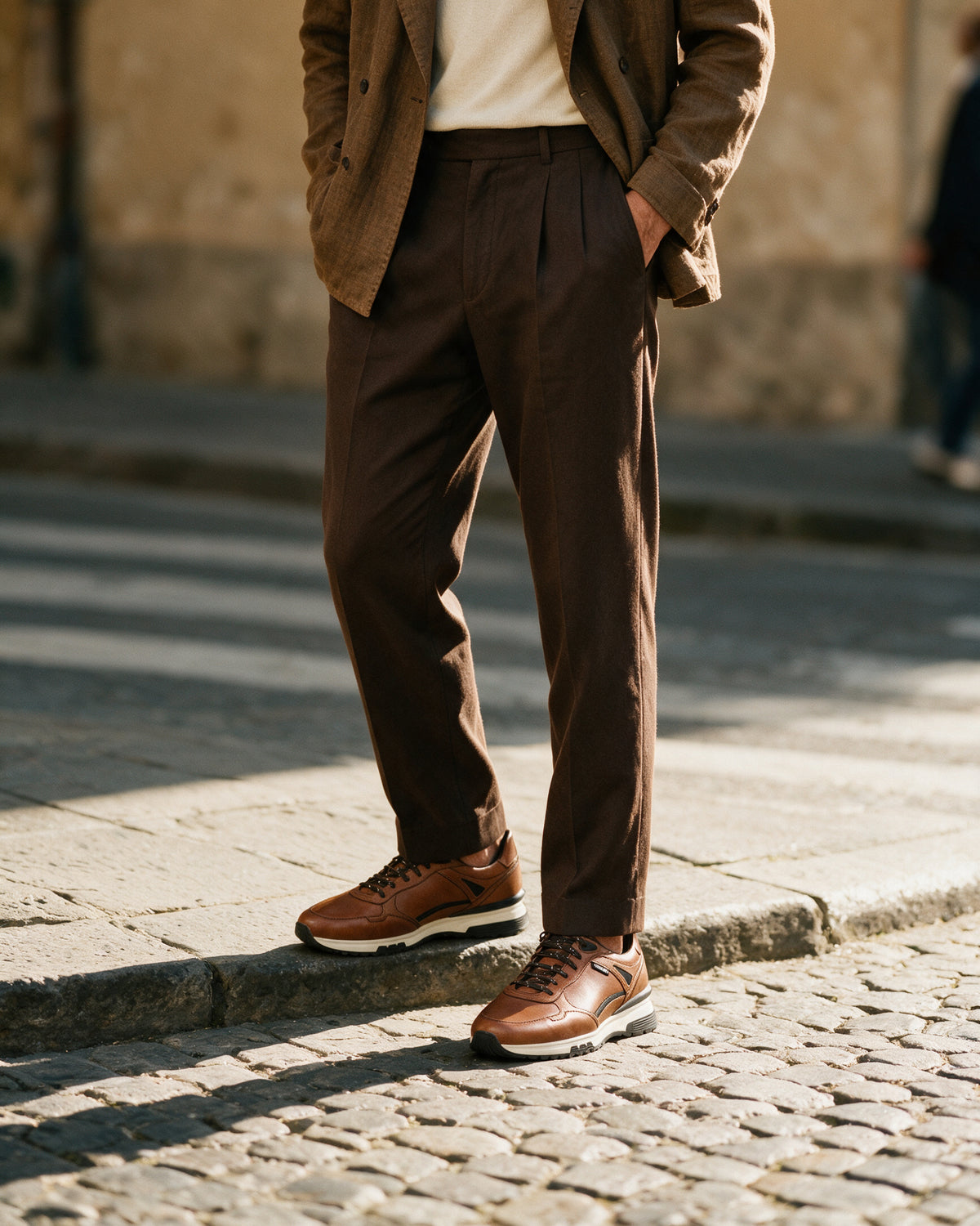 Cognac gladleren Veneto sneaker – gedragen, wachtend bij de stoeprand