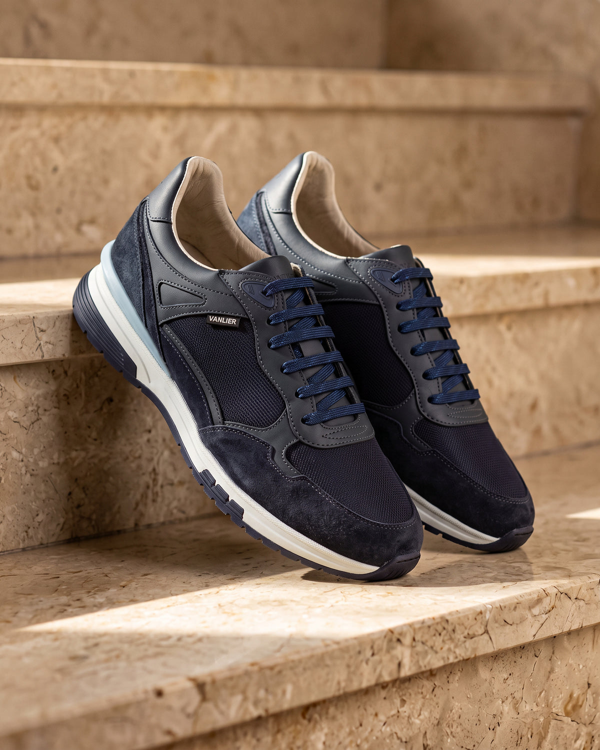 Blauw nubuck Veneto sneaker – close-up van het paar op marmer