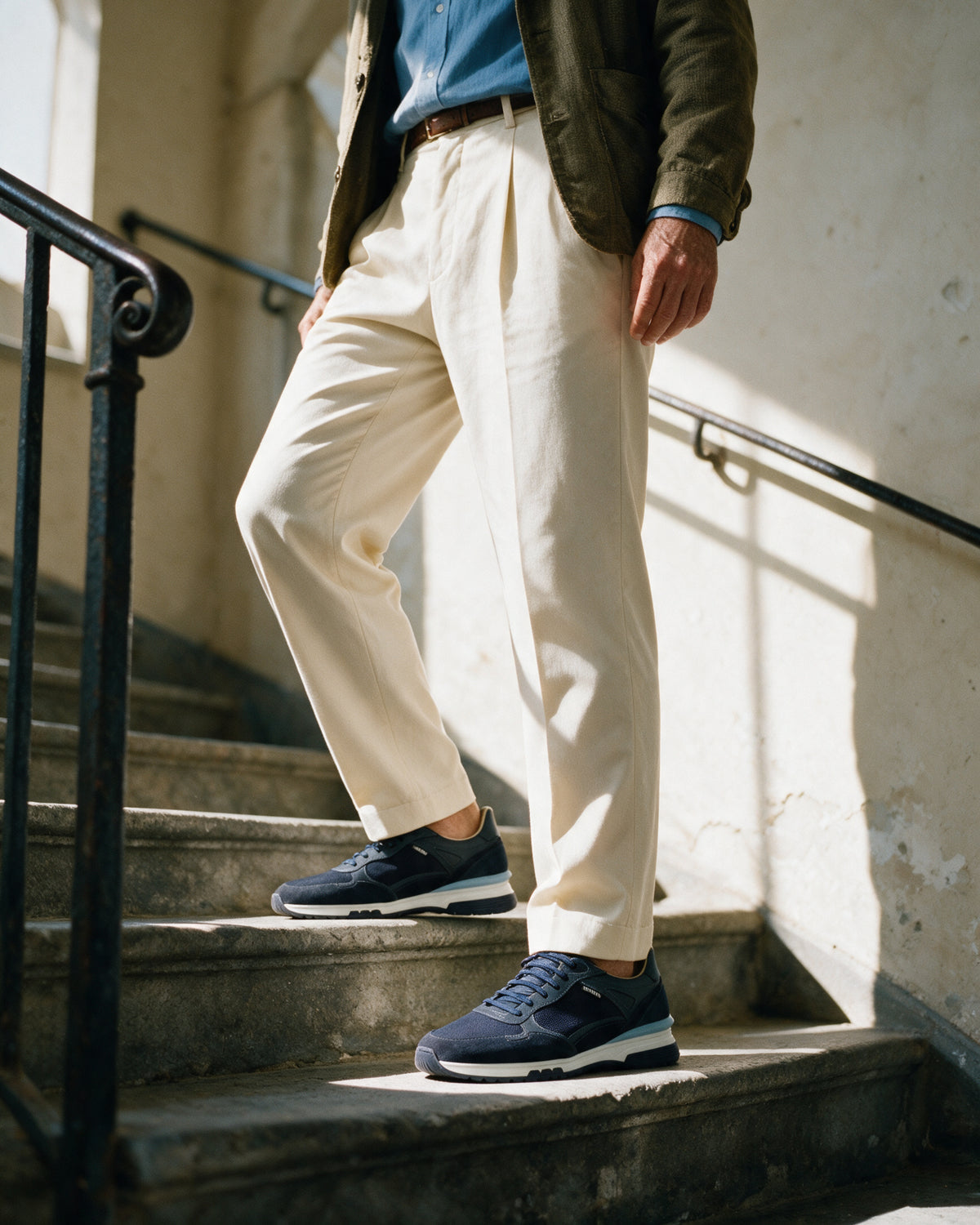 Blauw nubuck Veneto sneaker – gedragen tijdens een pauze op de trap