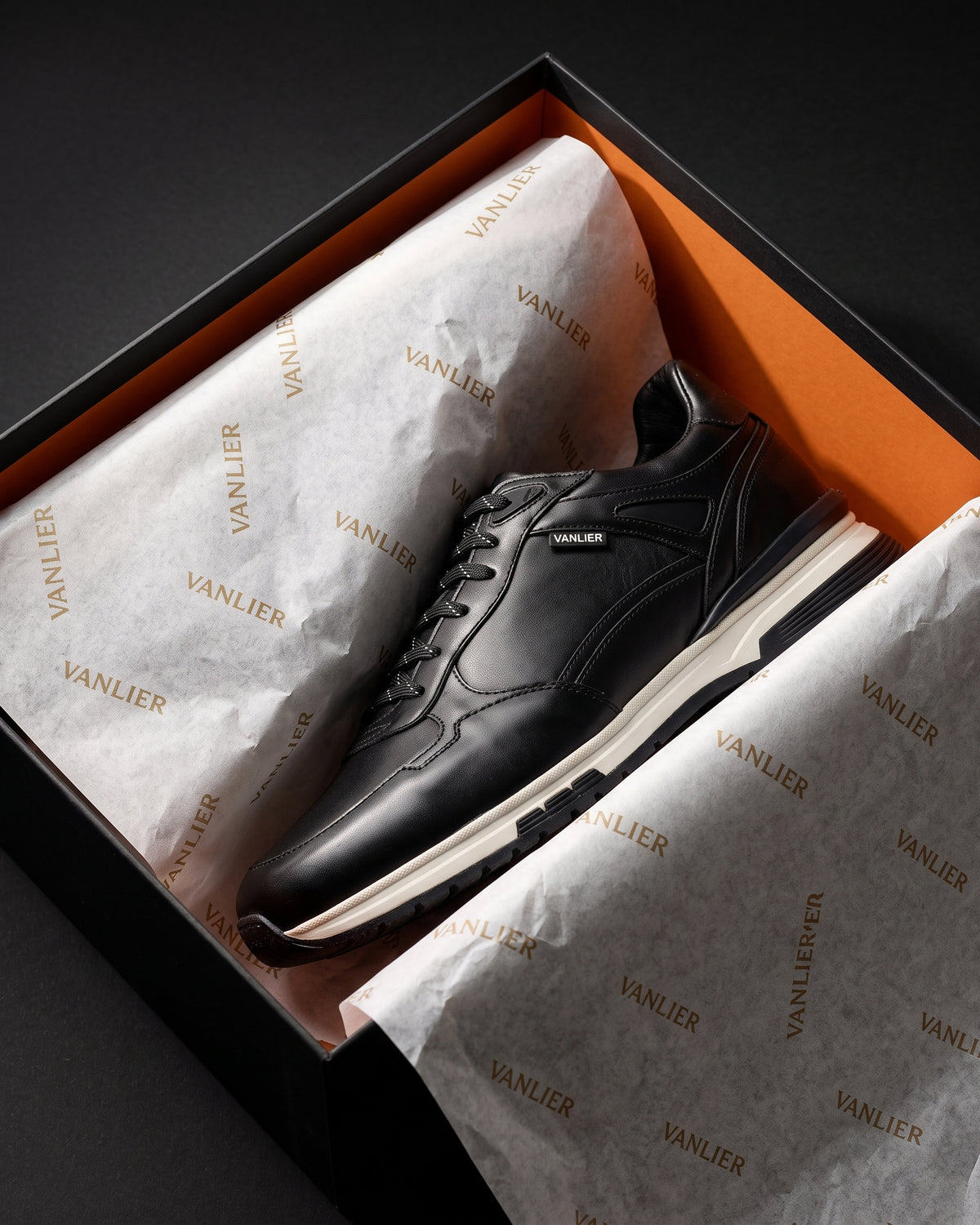 Zwart gladleren Veneto sneaker – in de geopende schoenendoos