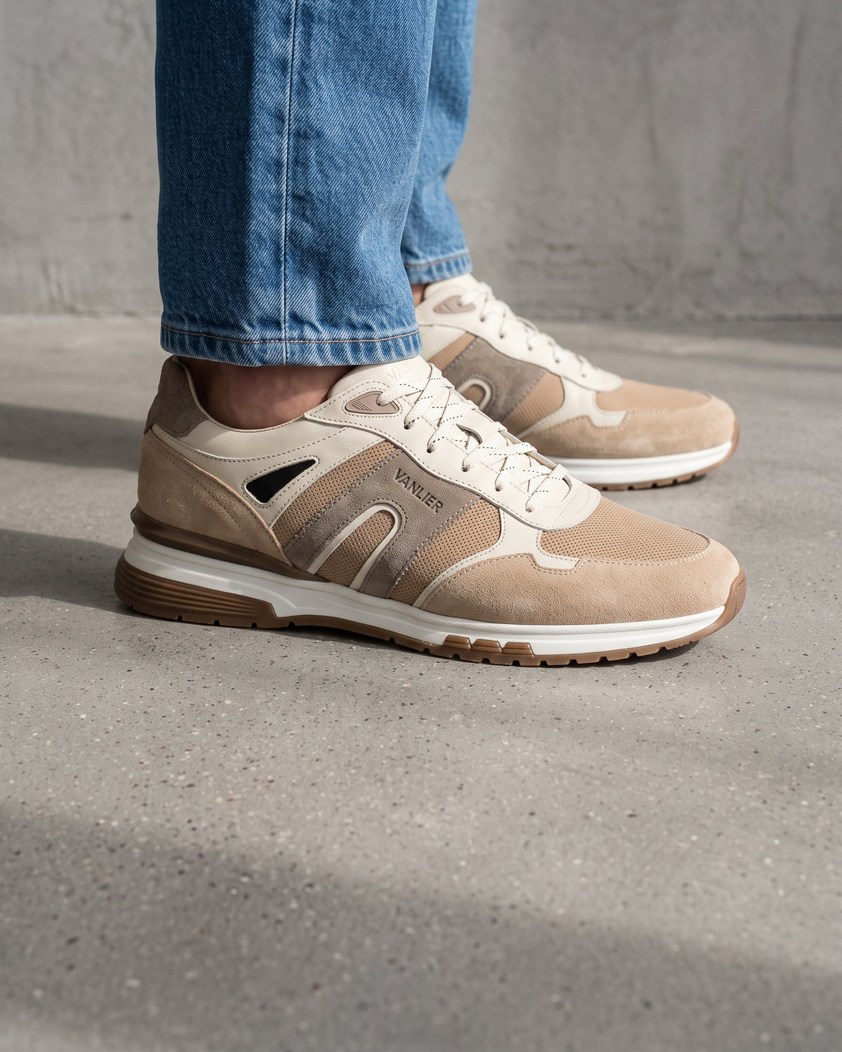 Taupe suède combi Veneto sneaker – close-up van het paar op een betonnen vloer