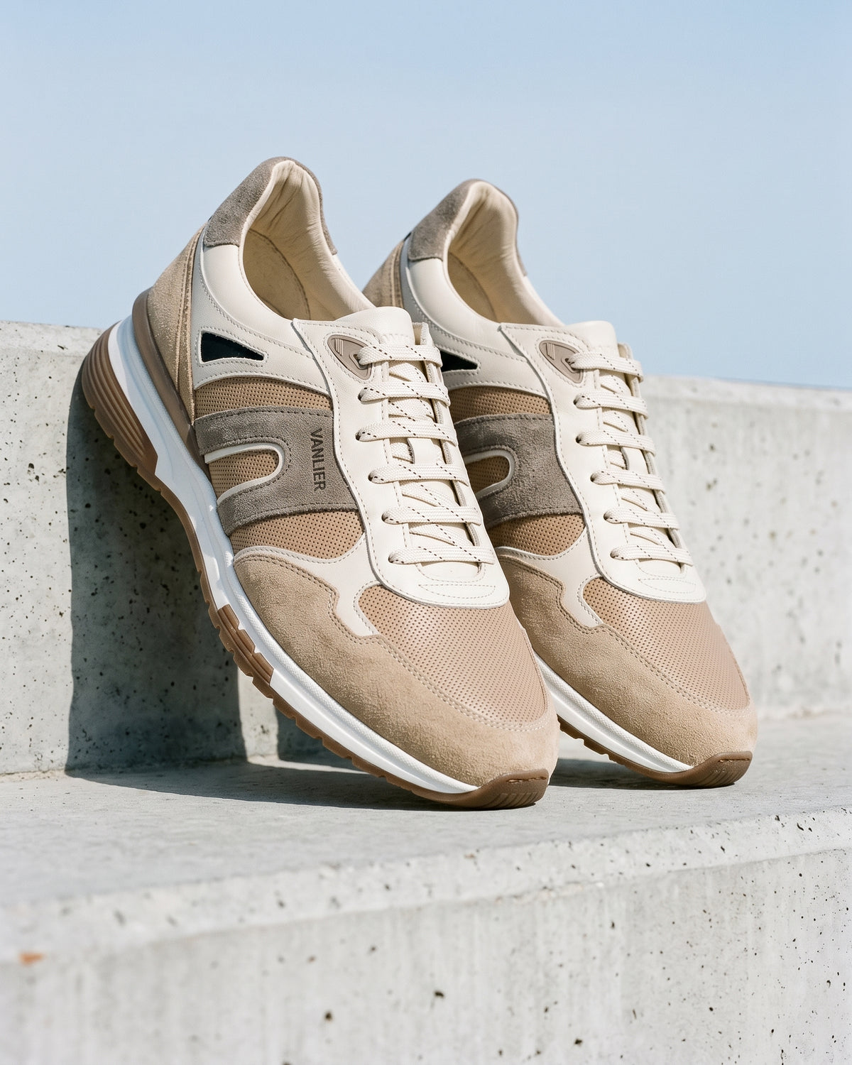 Taupe suède combi Veneto sneaker – detail van het paar op ruw beton